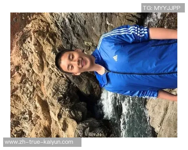 雨中观赛的激情与感悟足球场上的坚持与梦想